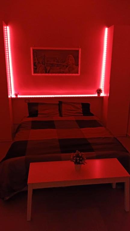 Camera tripla con letto matrimoniale e illuminazione soffusa